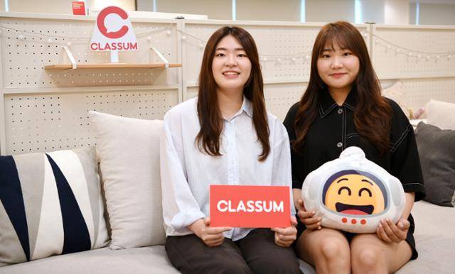 이채린(왼쪽) 최유진 클라썸 공동대표가 서울 테헤란로 사무실에서 회사 로고와 캐릭터를 들어 보이고 있다. 클라썸은 클래스와 포럼을 합친 이름이다. 회사 색깔인 주황색은 함께 공부할 때 일으킬 수 있는 불꽃을 의미한다. 윤서영 인턴기자