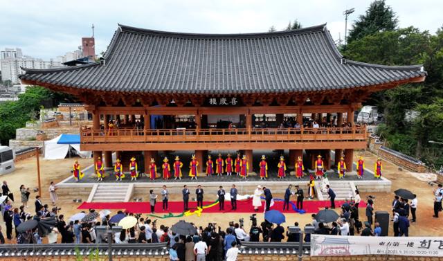 20일 오전 광주광역시 남구 구동 희경루에서 중건식이 열리고 있다. 조선 초기 문신 신숙주(1417~1475)가 '동방에서 제일가는 누각'이라고 표현한 희경루(喜慶樓)는 1451년(문종 1년) 무진군사 안철석이 옛 공북루 터에 건립한 누각으로 19세기까지 실존했다. 연합뉴스