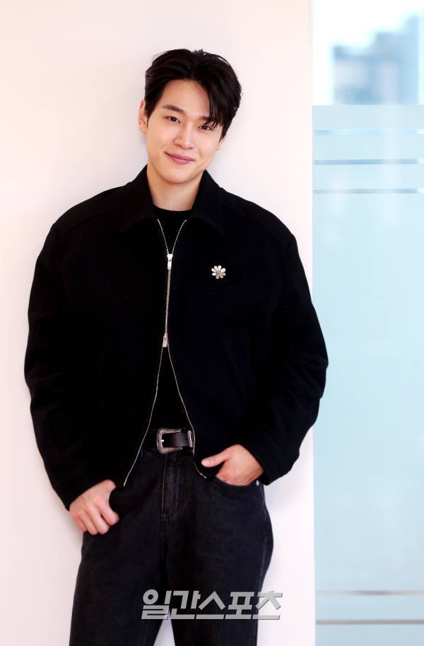 SBS드라마 '법쩐'에서 '장태춘 검사' 역으로 출연 중인 배우 강유석이 30일 오후 서울 순화동 KG타워에서 진행된 일간스포츠와의 인터뷰를 앞두고 포즈를 취하고 있다. 김민규 기자 mgkim1@edaily.co.kr /2023.01.30/