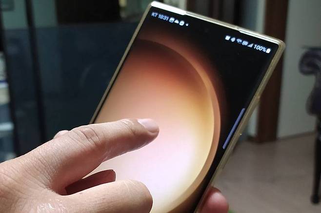 홈 화면의 빈 공간을 1~2초간 눌러주면 위젯을 설정할 수 있습니다 / 출처=IT동아