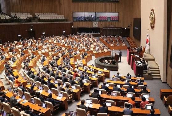 20일 오전 서울 여의도 국회에서 열린 제410회국회(정기회) 제7차 본회의에서 의사국장이 이재명 더불어민주당 대표 체포동의안과 한덕수 국무총리 해임건의안을 보고하고 있다. 뉴스1