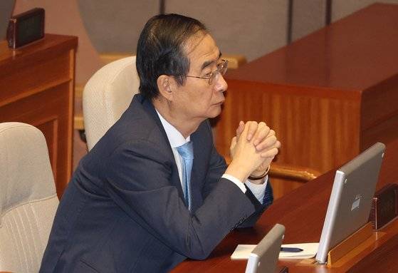 한덕수 국무총리가 20일 국회 본회의에서 국민의힘 윤재옥 원내대표의 교섭단체 대표 연설을 듣고 있다. 연합뉴스