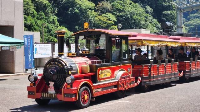 아이카와공원에서 미야가세댐까지 1km 거리를 이동하는 로드트레인. 철도의 모양을 하고 있으나 선로를 다니는 기차가 아닌 전기자동차다.&nbsp;
