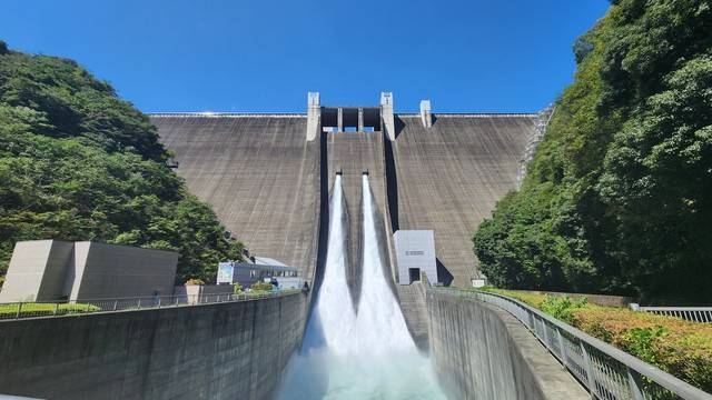 미야가세댐의 자랑인 관광방류. 댐 건설 당시부터 관광방류를 고려한 설계가 이뤄졌다. 방류된 물은 그냥 강으로 흘러가는 것이 아닌, 밑에 위치한 다른 댐에 저장된다.&nbsp;