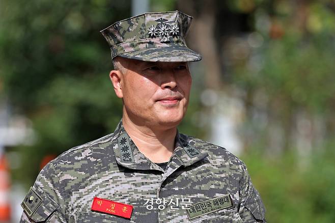 해병대 채모 상병 순직 사건을 수사하다 보직해임된 박정훈 전 해병대 수사단장이 5일 서울 국방부 검찰단에 조사를 받기 위해 출석하고 있다. 조태형 기자