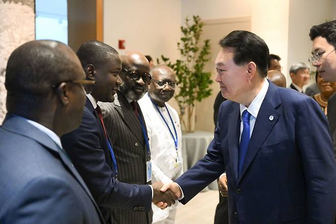 President Yoon Suk Yeol, who is visiting the United States to attend the 78th United Nations General Assembly, greets his Ghanaian entourage at the Korea-Ghana leaders' luncheon held in New York on Tuesday. (Yonhap)