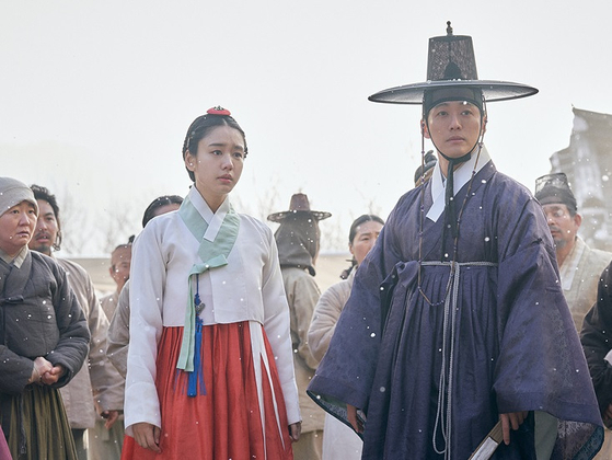 In this scene from the period drama series “My Dearest,” Yoo Gil-chae is played by Ahn Eun-jin, left, and Lee Jang-hyun is played by Namkoong Min. [MBC]