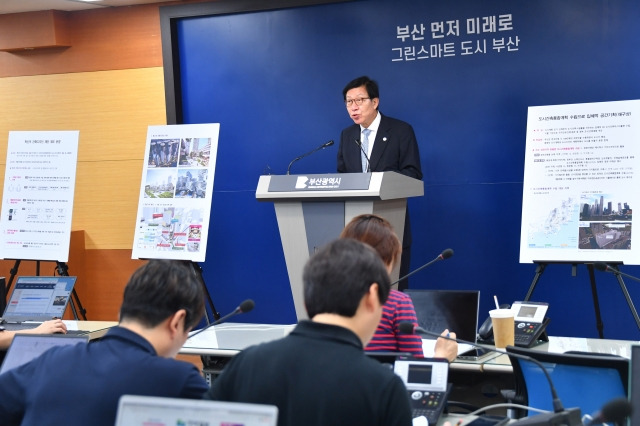 박형준 부산시장이 부산건축도시디자인 혁신전략 브리핑을 하고 있다. 부산시 제공