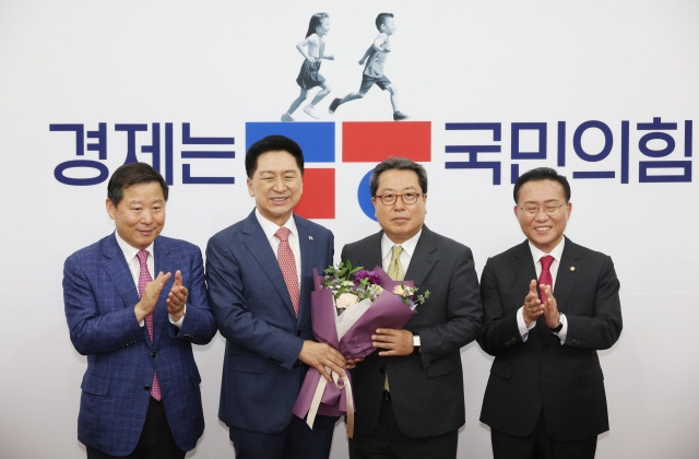 20일 국회에서 열린 국민의힘 입당 환영식에서 김기현 대표와 윤재옥 원내대표가 이날 입당한 조광한 전 남양주 시장(오른쪽 두번째)과 기념촬영을 하고 있다. 연합뉴스