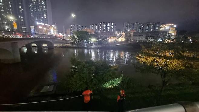 불어난 온천천 / 사진 = 부산소방본부 제공