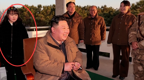 딸 김주애가 지난 3월 16일 대륙간탄도미사일(ICBM) ‘화성-17형’ 시험발사 참관 당시 외투를 입고 있었다. 이는 프랑스 명품 브랜드 ‘크리스찬 디올’의 제품과 유사한 사각과 마름모 패턴 무늬가 보인다. 해당 제품이 현지 디올 홈페이지에서 1천900달러(한화 240여만원)에 판매되고 있으며, 김주애의 나이대로 추정되는 10세 대상 사이즈의 제품은 가격이 2천800달러에 달한다. [사진 = 조선중앙통신, 연합뉴스]