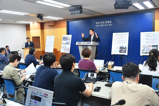 박형준 부산시장이 20일 부산시청에서 기자회견을 하고 ‘2030 부산 건축·도시디자인 혁신 방안’을 발표하고 있다. [부산시]