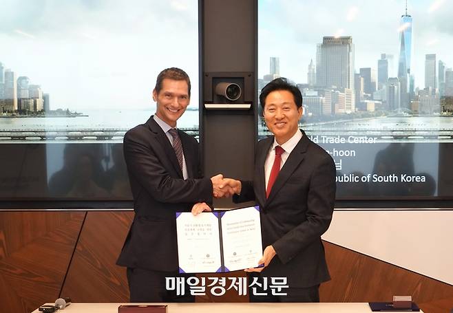 오세훈 서울시장(오른쪽)이 피터 템플턴 USGBC 회장과 서울시 친환경 도시개발 인증체계 구축을 위한 MOU를 맺었다.