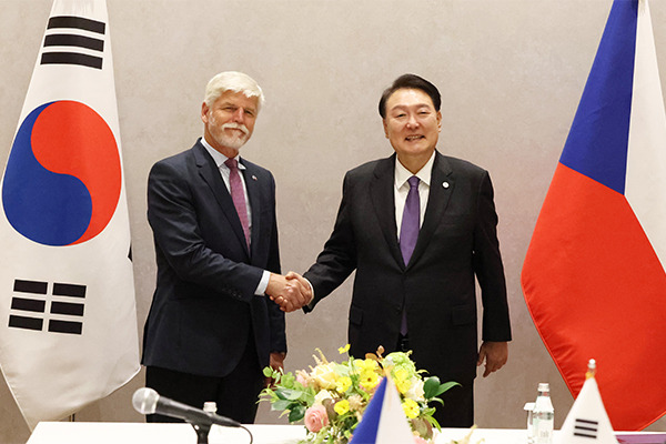 South Korean President Yoon Suk Yeol, right, shakes hands with Czech President Petr Pavel at a South Korea-Czech summit held in New York on Sep. 18 (local). [Photo by Yonhap]