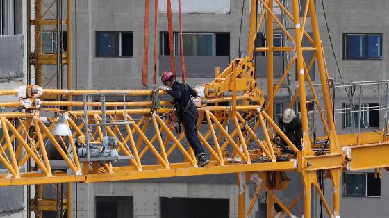 20일 한국건설산업연구원이 발표한 '건설동향브리핑 924호'에 따르면 올 2~3월 이후 시중금리가 다시 상승추세로 전환됨에 따라 부동산시장 흐름 변화 가능성도 예견되며 중소 건설업체를 중심으로 부동산금융발 시장 충격에 대비할 필요성이 커졌다는 의견이 제시됐다./사진=뉴스1