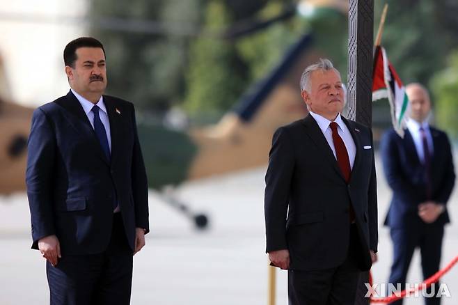 [ 암만(요르단)= 신화/뉴시스] 요르단의 압둘라 2세 국왕(오른쪽)이  지난 해 11월 22일 요르단 수도 암만을 방문한 이라크의 모함메드 시아 알수다니 총리를 암만공항에 나와 영접하고 있다.  국왕은 9월 19일 유엔총회에서 요르단의 난민수용 능력이 한계를 넘었다며 유엔의 구호기금 부족을 지적했다.  2023.09.20.