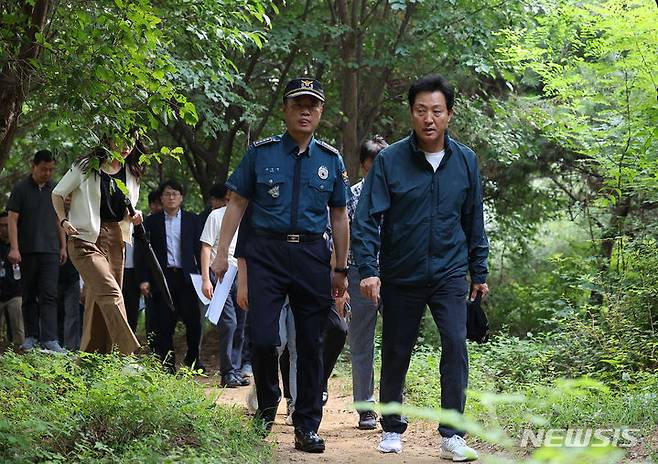 [서울=뉴시스] 정병혁 기자 = 오세훈 서울시장과 박민영 관악경찰서장이 18일 서울 관악구 신림동의 한 산속 등산로에서 발생한 성폭행 사건현장을 찾아 현장을 살펴보고 있다. (공동취재사진) 2023.08.18. photo@newsis.com