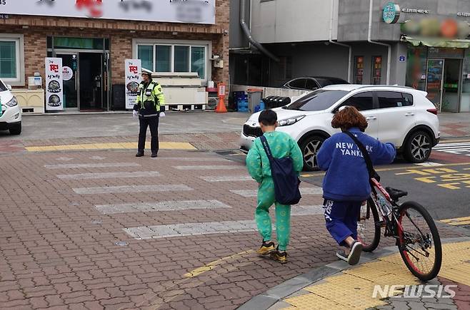 [제주=뉴시스] 오영재 기자 = 제주시 이도초등학교 어린이보호구역에서 보행자 보호의무 위반 단속이 이뤄지고 있다. 2023.02.09. oyj4343@newsis.com