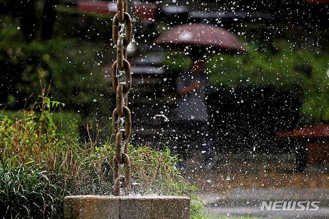 [서울=뉴시스] 박진희 기자 = 전국 곳곳에 가을비가 내리고 있는 13일 서울 중구 국립극장 인근 남산 순환로를 한 시민이 우산을 쓰고 이동하고 있다. 2023.09.20. pak7130@newsis.com