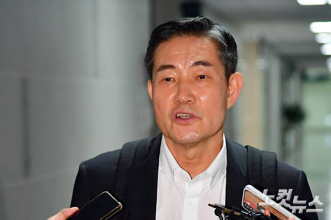 신원식 국방부 장관 후보자가 14일 서울 여의도 국회 의원회관 사무실로 출근 하며 취재진의 질문에 답변을 하고 있다. 윤창원 기자