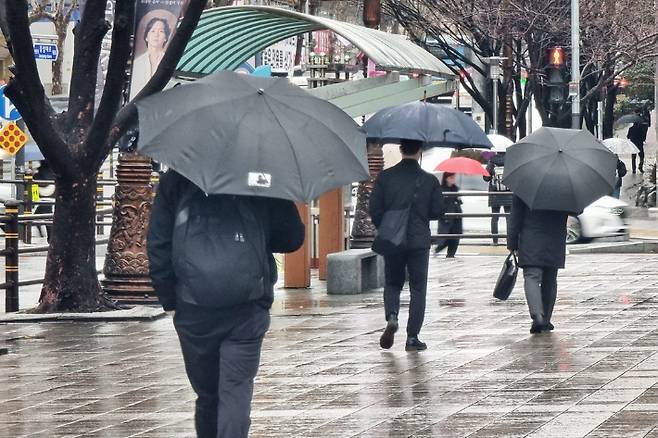 비오는 부산지역 아침 출근길. 송호재 기자