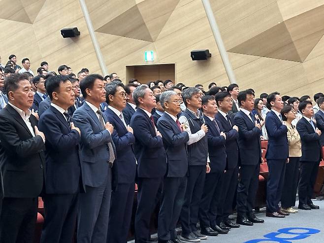 김동철 한국전력 신임사장이 20일 오전 전남 나주시 한국전력 본사에서 열린 취임식에서 국기에 대한 경례를 하고 있다. 김한영 기자