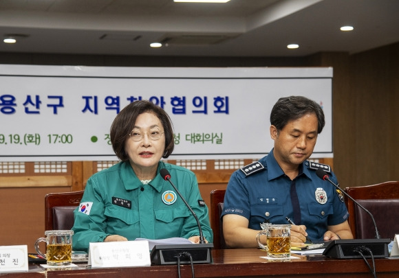 지난 19일 서울 용산구청 대회의실에서 열린 지역치안협의회에서 박희영(왼쪽) 용산구청장이 인사말을 하고 있다. 용산구 제공