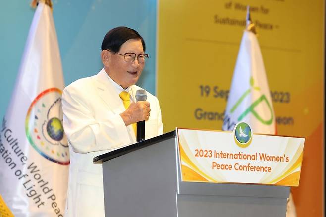 HWPL 9·18 평화 만국회의 제9주년 기념식이 시작된 가운데 지난 19일 오후 열린 ‘2023 세계여성평화 콘퍼런스’에서 이만희 대표가 환영사를 발표하고 있다. 사진제공ㅣHWPL