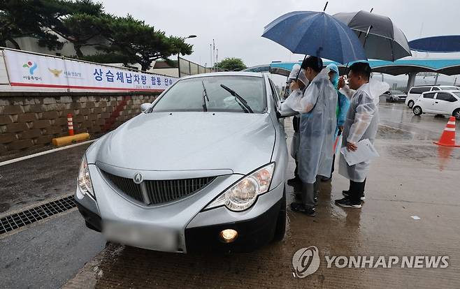 자동차세·과태료 체납차량 합동단속 (구리=연합뉴스 자료사진) 김인철 기자 = 6월 29일 경기도의 한 톨게이트 인근에서 서울시 38세금징수과와 서울경찰청, 한국도로공사 등 관계자들이 자동차세 및 과태료 체납차량 합동단속을 하고 있다. 2023.6.29 yatoya@yna.co.kr