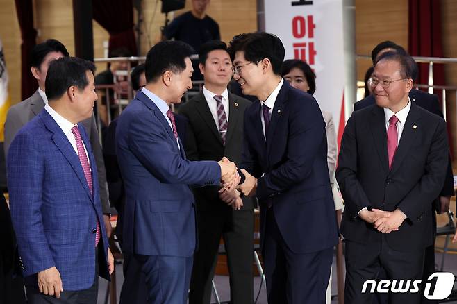 국민의힘 합류를 선언한 조정훈 시대전환 대표가 21일 오전 서울 강서구 곰달래 문화복지센터에서 열린 '동행 서약식'에서 김기현 국민의힘 대표와 악수를 하고 있다. 2023.9.21/뉴스1 ⓒ News1 황기선 기자