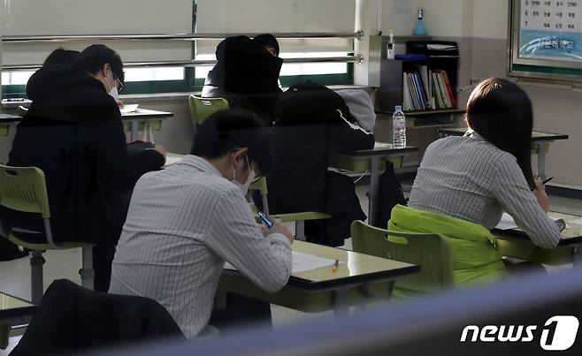 한 고등학교 학생들이 기말고사 시험을 보고 있다. (사진은 기사 내용과 무관함) / 뉴스1 ⓒ News1 이동해 기자