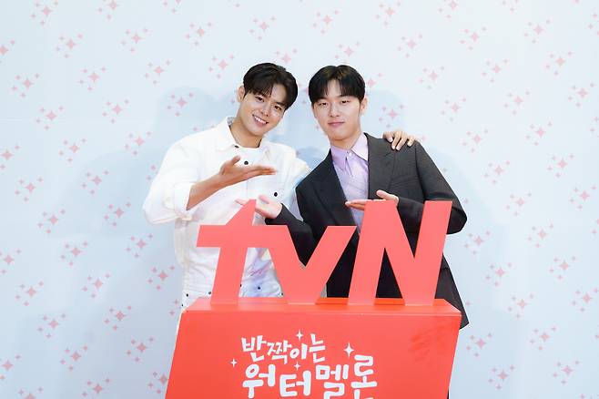 배우 려운(왼쪽), 최현욱 사진제공=tvN '반짝이는 워터멜론'