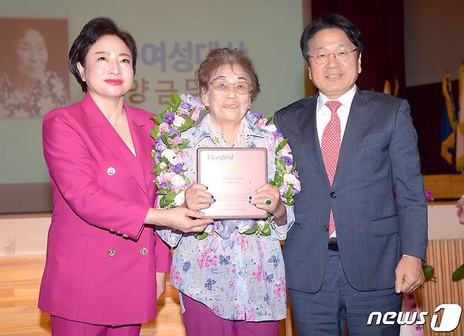 강기정 광주시장이 21일 시청에서 열린 ‘제31회 광주여성대회’에 참석해 일제강제동원 피해자 양금덕 할머니에게 표창을 수여한 후 기념촬영을 하고 있다.(광주시 제공)2023.9.21/뉴스1