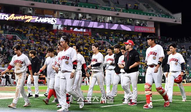 SSG 선수들이 21일 인천SSG랜더스필드에서 열린 2023프로야구 SSG랜더스와 LG트윈스의 경기에서 1-2로 패한후 고개를 떨구고 퇴장하고 있다. 2023.09.21.  문학 | 강영조기자 kanjo@sportsseoul.com