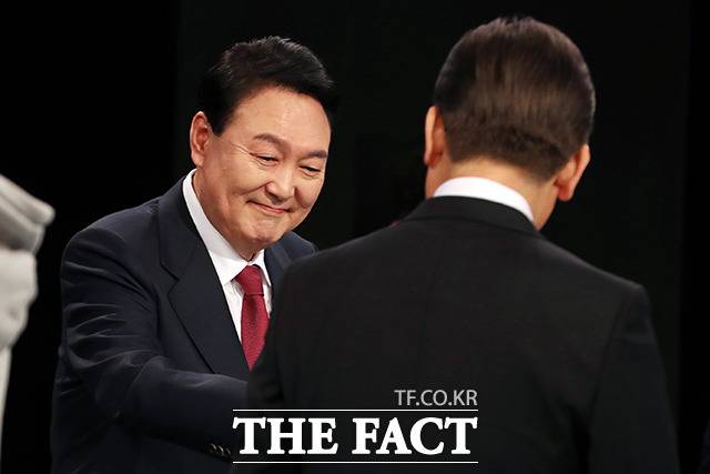 2022년 3월 2일 대선 후보 TV토론회에서 인사 나누고 있는 당시 윤석열 국민의힘 대선후보와 이재명 더불어민주당 대선후보. 당시 윤 대통령은 'RE100' 운동에 대해 현실성이 떨어진다고 밝혔다. /뉴시스