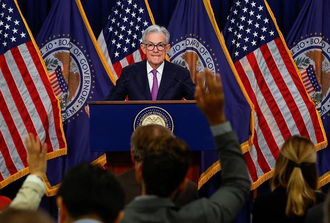 미 연방준비제도는 이날 연방공개시장위원회를 열고 기준 금리를 연 5.25%~5.50%로 동결한다고 20일(현지 시각) 밝혔다. 제롬 파월 의장이 회의를 마친 뒤 워싱턴 DC에 위치한 연준에서 기자회견을 갖고 있다. /로이터