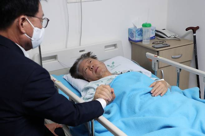 21일 오전 더불어민주당 박광온 원내대표가 서울 중랑구 녹색병원에서 단식 중인 이재명 대표를 찾아 대화하고 있다./국회사진기자단