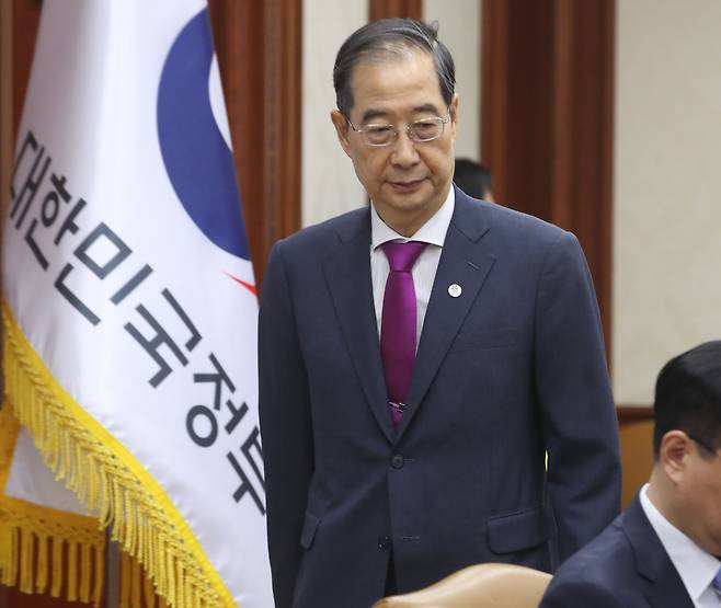 한덕수 국무총리가 21일 서울 종로구 정부서울청사에서 열린 국정 현안 관계 장관회의에 참석하고 있다./뉴시스