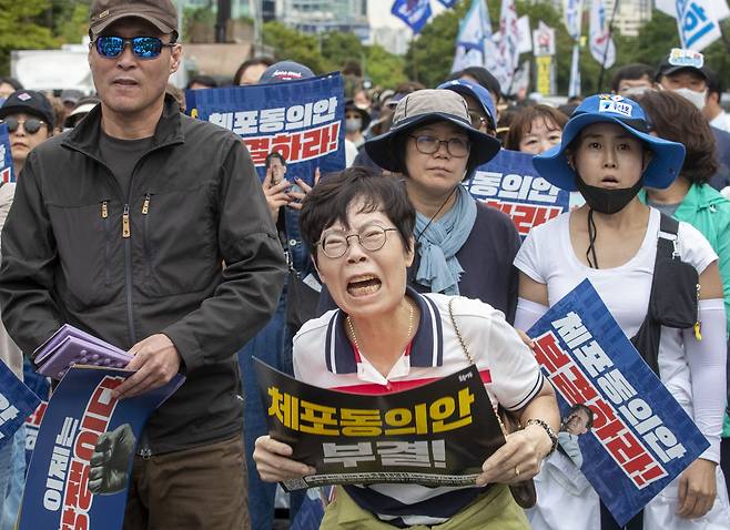이재명 더불어민주당 대표의 지지자들이 2023년 9월 21일 오후 서울 여의도 국회 앞에서 이 대표의 체포동의안 가결 소식에 슬퍼하고 있다. /김지호 기자