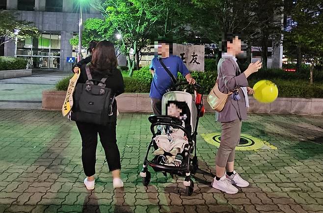 21일 오후 8시 서울 여의도 국회의사당 앞에서 이재명 더불어민주당 대표 체포동의안 가결에 분노한 지지자들이 집회를 마치고 주변을 행진하고 있다. /조연우 기자