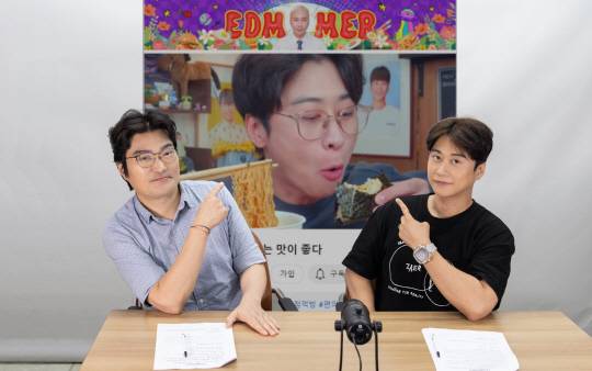 디지털타임스 유튜브 전용 스튜디오에서 광운대 OTT 미디어 전공 이희대 교수와 먹방 크리에이터 에드머(윤석원) 유튜버가 '희대의 NOW 구독중' 촬영중 자신의 채널 영상을 보며 기념 촬영을 하고 있다.