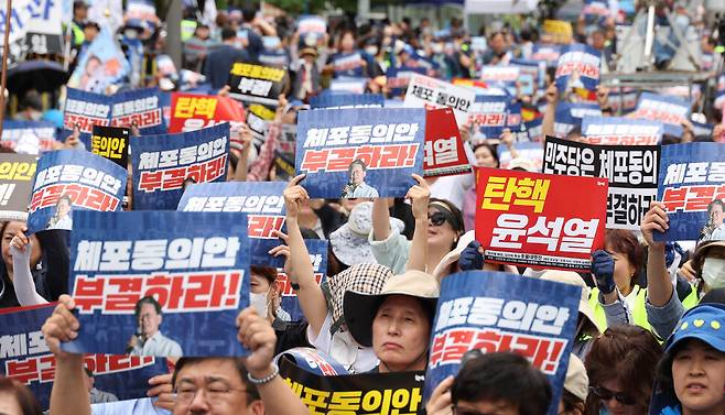 이재명 더불어민주당 대표 체포동의안의 국회 본회의 표결이 열린 21일 오후 서울 여의도 국회 앞에서 민주당원 등 이 대표 지지자들이 체포동의안 부결을 요구하며 시위를 벌이고 있다. 김정효 기자 hyopd@hani.co.kr