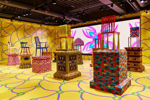 MCM은 4일부터 10월 22일까지 서울 강남구 청담동에 위치한 MCM하우스 청담에서 ‘MCM X 잉카 일로리(Yinka Ilori)’ 아트 전시를 연다. 사진은 버려진 의자에 MCM 문양을 적용해 제작한 미술작품들. MCM 제공