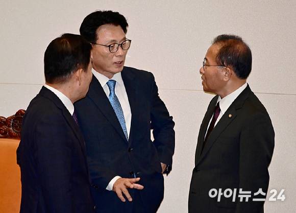 김진표 국회의장이 21일 오후 서울 여의도 국회에서 열린 본회의에서 한동훈 장관의 이재명 더불어민주당 대표 체포동의안에 대한 이유 설명 중 여야 원내대표를 불러 대화하고 있다. [사진=곽영래 기자]