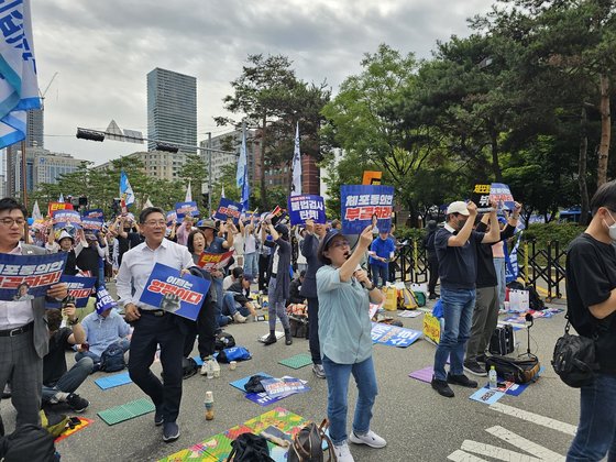 이재명 더불어민주당 대표 지지자들은 이 대표 체포동의안 표결에 앞서 국회에 집결해 ″체포동의안 부결″을 주장했다. 이찬규 기자