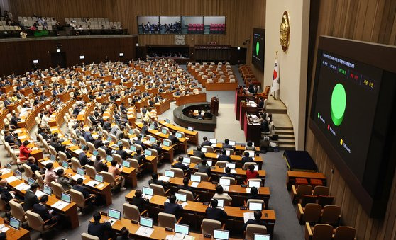 21일 국회에서 열린 본회의에서 교원의 지위 향상 및 교육활동 보호를 위한 특별법 일부개정법률안이 통과되고 있다. 연합뉴스