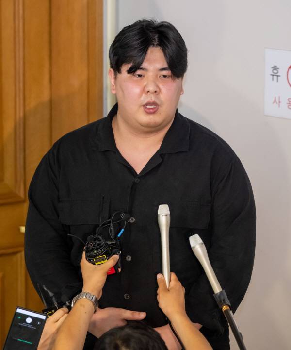 지난 6월 12일 부산 연제구 부산법원에서 열린 ‘서면 돌려차기 사건’ 항소심을 마치고 피고인 A씨의 구치소 동기인 엄태웅씨가 언론에 입장 발표를 하고  있다. 이날 선고 공판에서 피고인 A씨의 강간살인미수 혐의가 인정되어 징역 20년을 선고 받았다. 국제신문DB