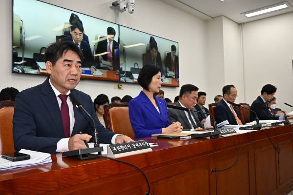 이성권 부산시 경제부시장이 21일 국회에서 열린 2030 부산세계박람회 유치지원 특별위원회 전체회의에서 현황보고를 하고 있다. 오른쪽은 오영주 외교부 제2차관, 백원국 국토교통부 제2차관, 추경호 경제부총리 겸 기재부 장관, 박성훈 해양수산부 차관, 윤상직 부산세계박람회 유치위원회 사무총장. 김정록 기자