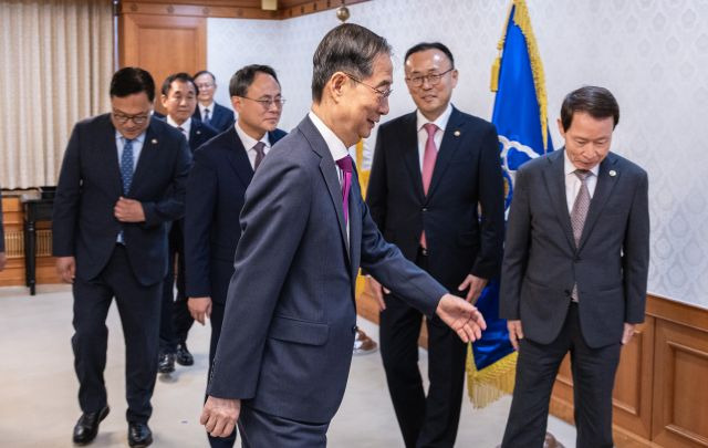 한덕수 국무총리가 21일 정부서울청사에서 열린 차관급 임명장 수여식에서 임명 대상자들과 기념 촬영을 마친 뒤 이동하고 있다. 수여식은 한 총리에 대한 해임건의안이 국회를 통과했다는 소식이 전해진 이후 열렸다. 연합뉴스