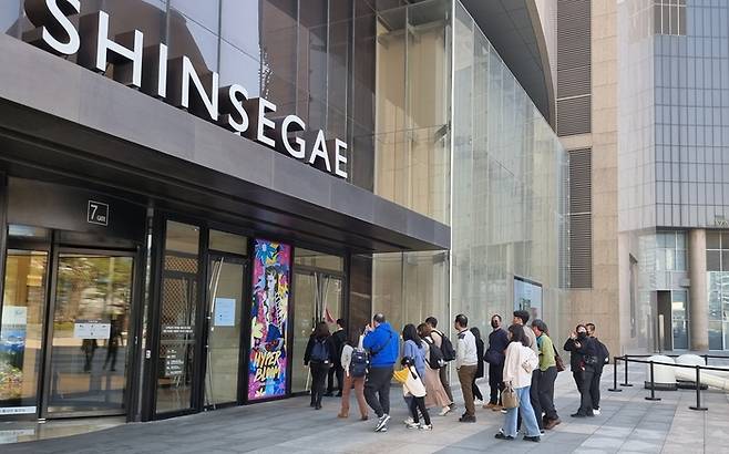 신세계백화점 센텀시티점으로 외국인 단체 관광객이 입장하고 있는 모습. [사진 출처=신세계]